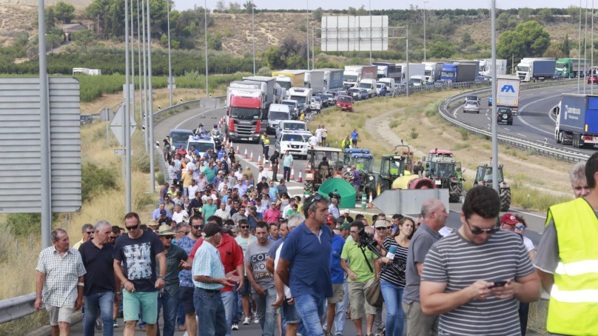 Un momento de la última movilización del sector de la fruta, el viernes pasado en Soses.