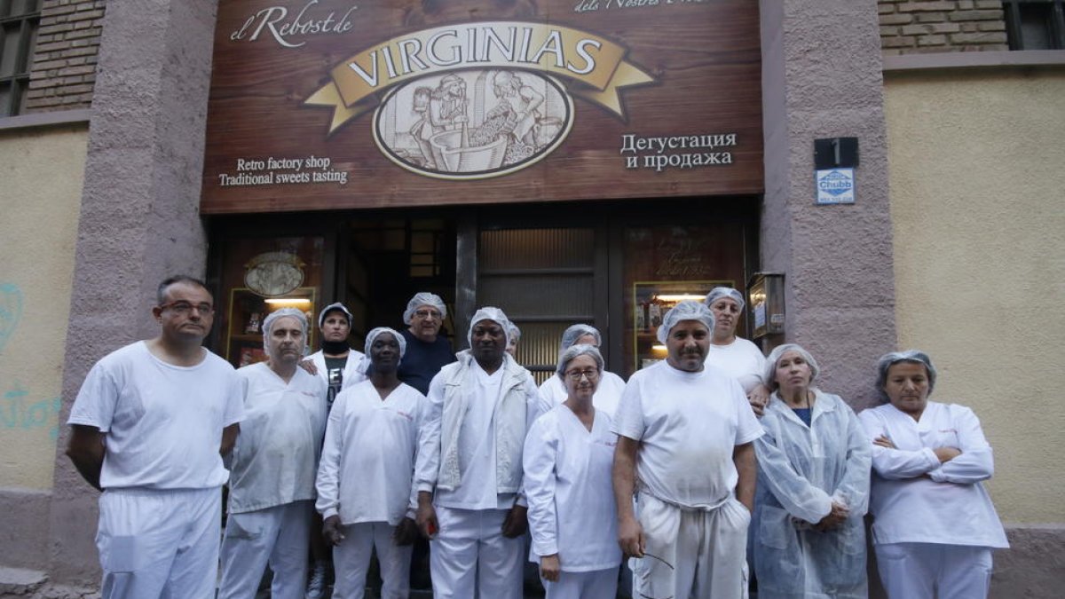 La plantilla actual de Virginias a Pardinyes posa davant de la porta de la fàbrica.