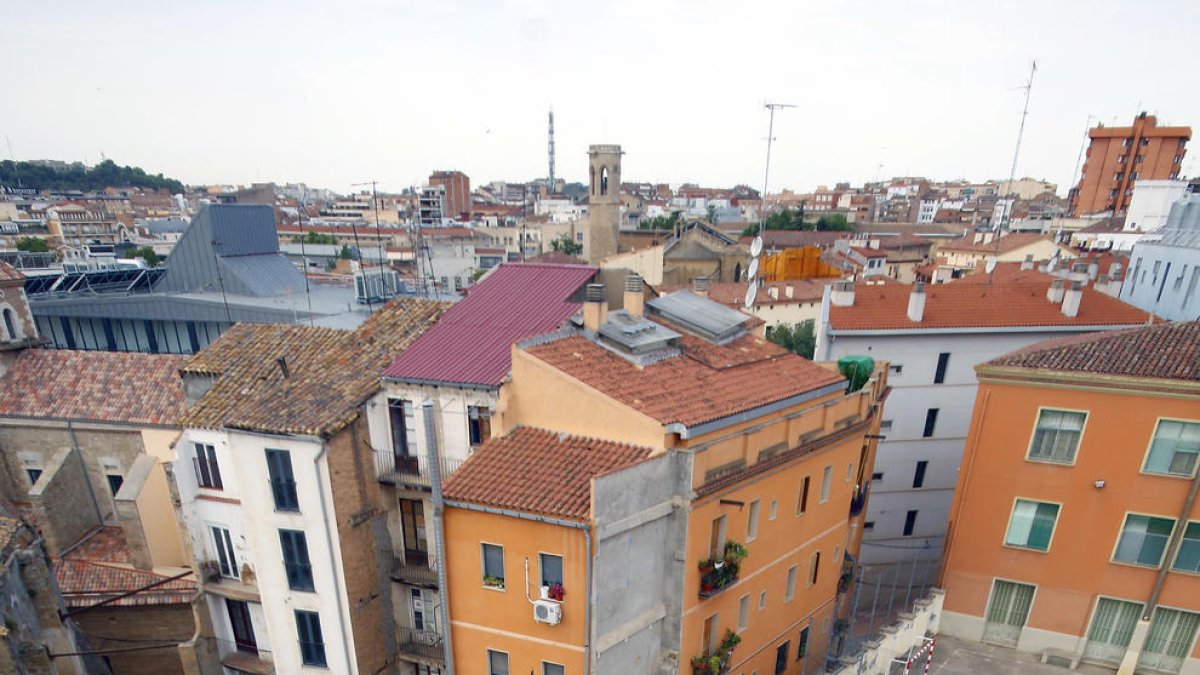 A peces ■ L’estructura de les passarel·les des de les quals es podran observar els vestigis arqueològics estan apilades al pàrquing del Seminari, al costat de la zona de l’excavació. Ben aviat es començaran a instal·lar. Una partirà d’aquest aparcament.