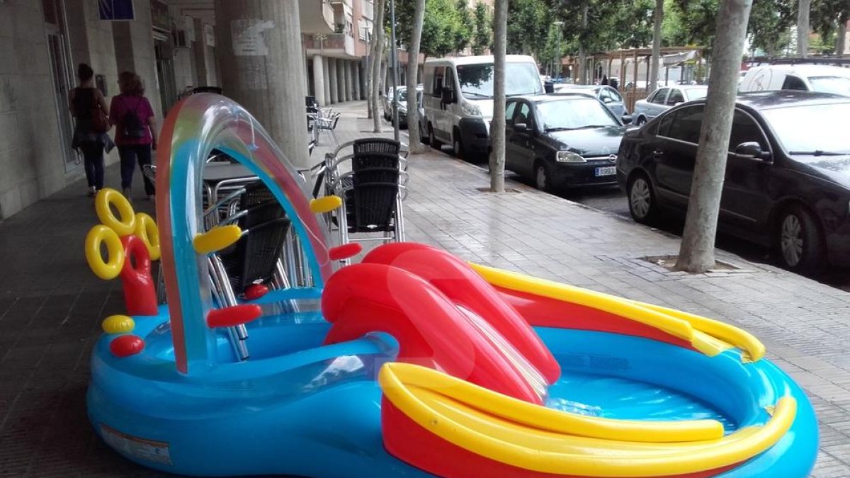 Cau una piscina des d'un vuitè pis a Balàfia