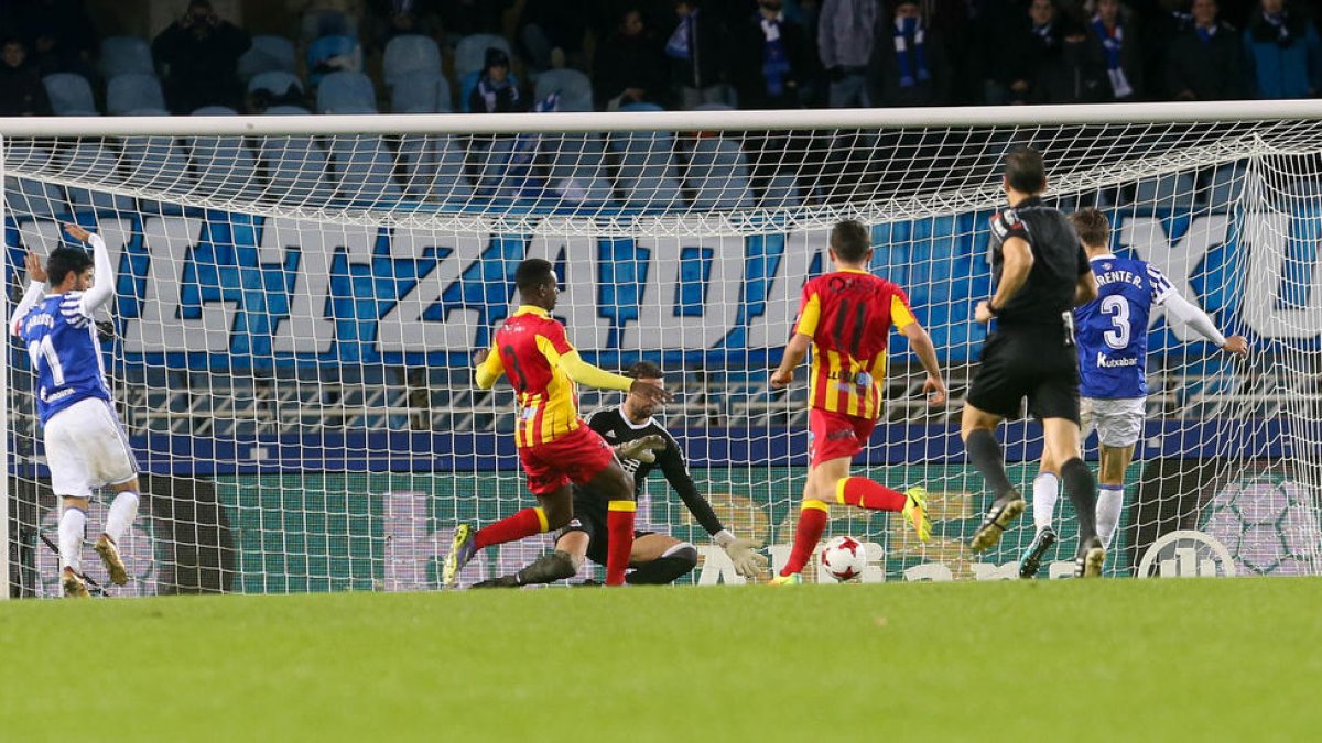 La jugada en la que el portero donostiarra derribó a Mousa y dio paso al penalti que supuso el 2-2