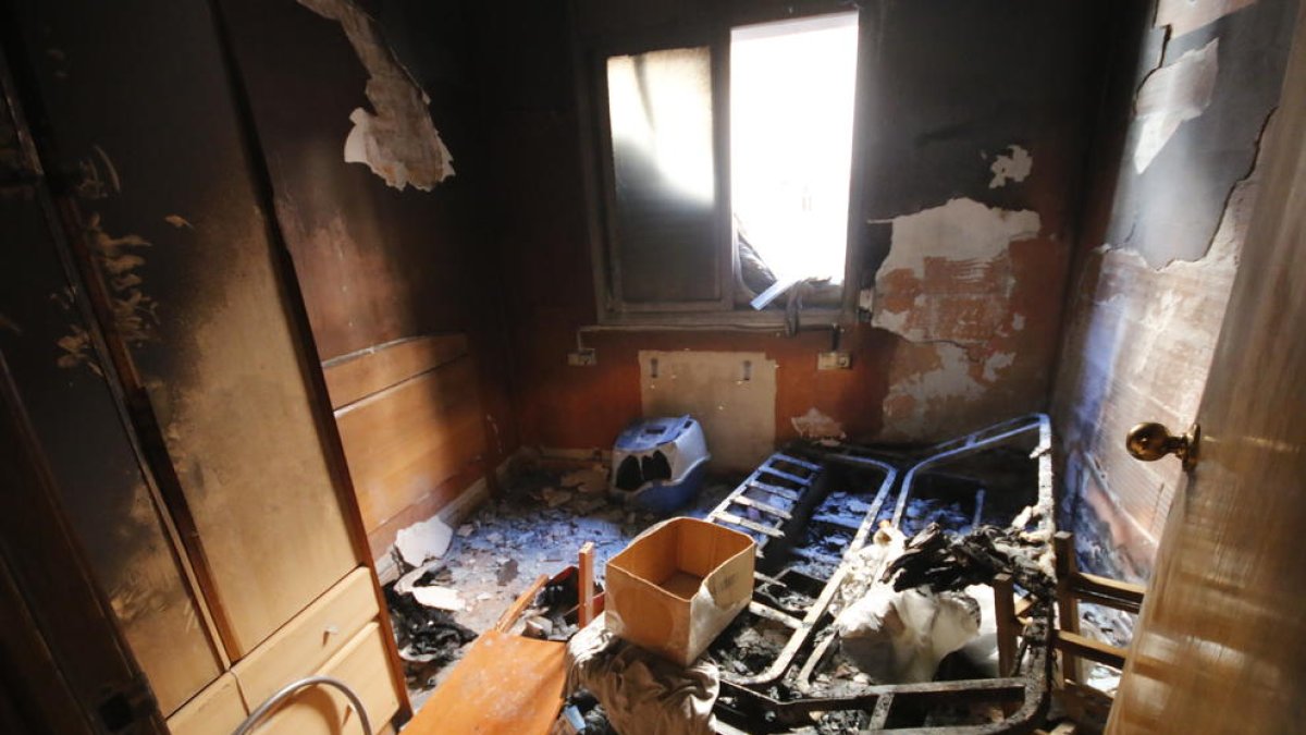 Vista de una de las estancias de un piso del inmueble donde se prendió fuego la semana pasada.