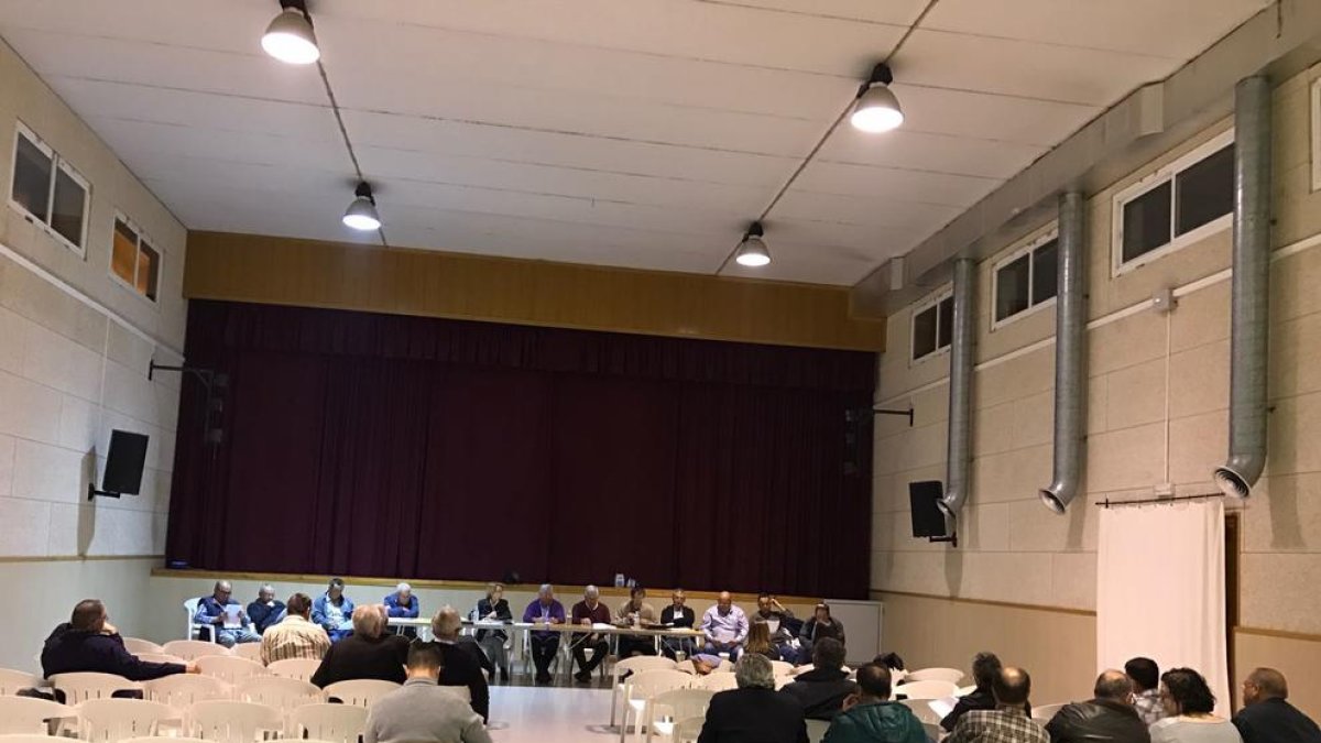 Només una quinzena de regants van assistir a l’assemblea.