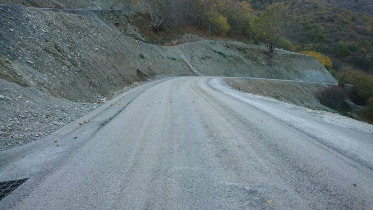 La carretera d’accés a Baiasca, pràcticament acabada a l’espera de la barrera de seguretat.