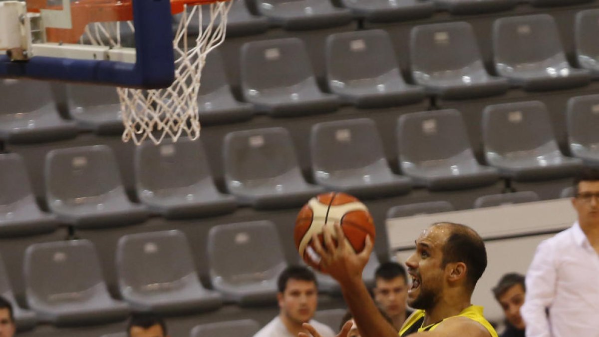 Mendiburu penetra còmodament cap a la cistella rival.