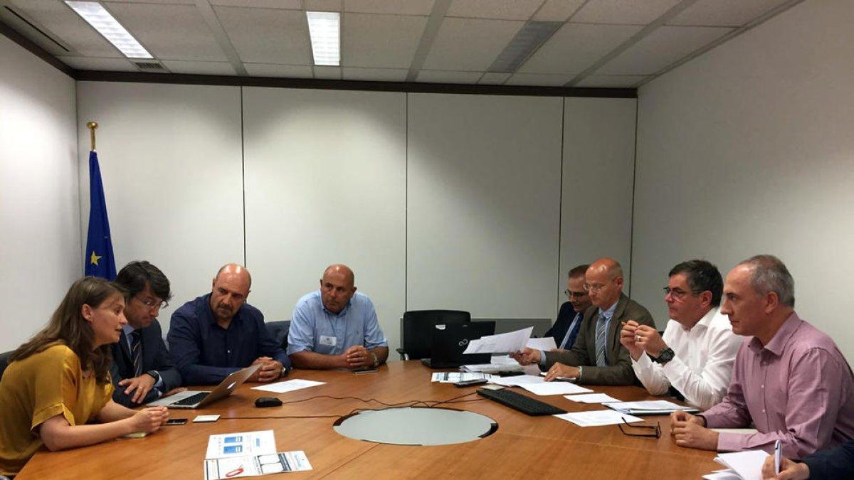Un momento de la reunión de la consellera Meritxell Serret y Manel Simon en Bruselas.