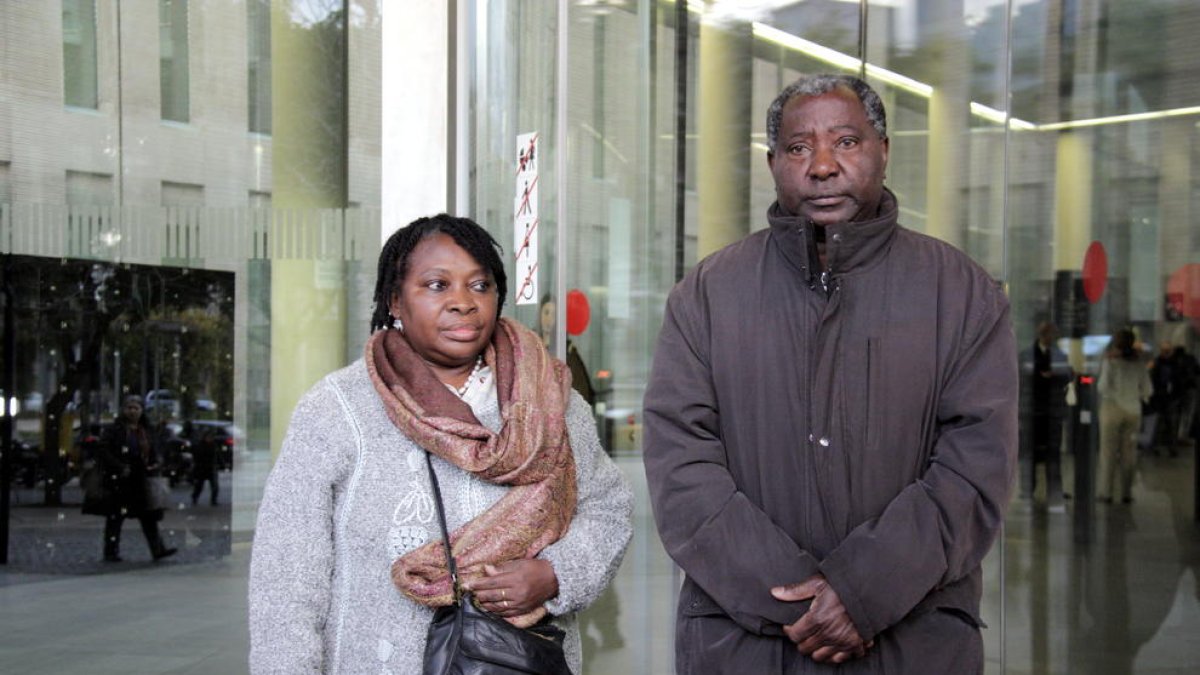 El matrimoni desnonat abans d’entrar al judici.