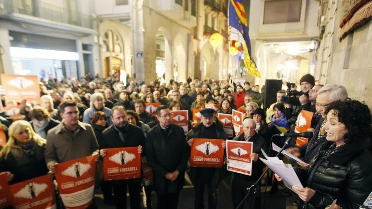 Els sobiranistes surten al carrer en suport a Carme Forcadell