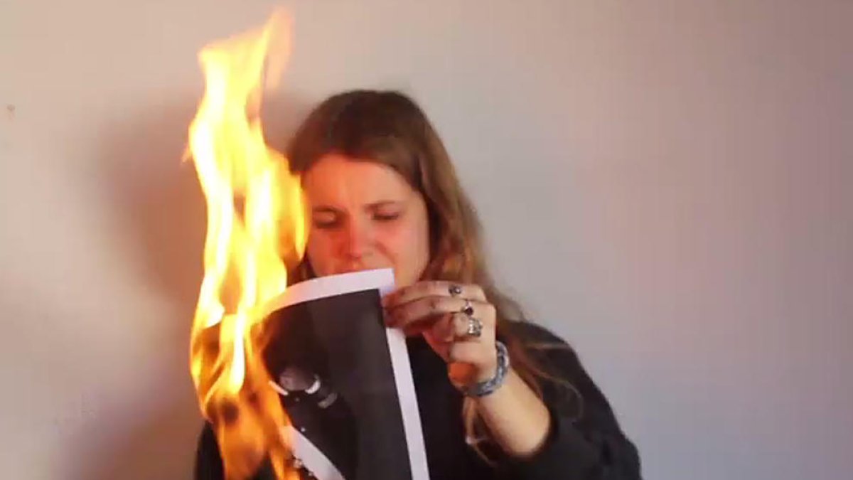 Ediles de la CUP de Reus recibieron ayer a Puigdemont con fotos del rey en una visita al consistorio.