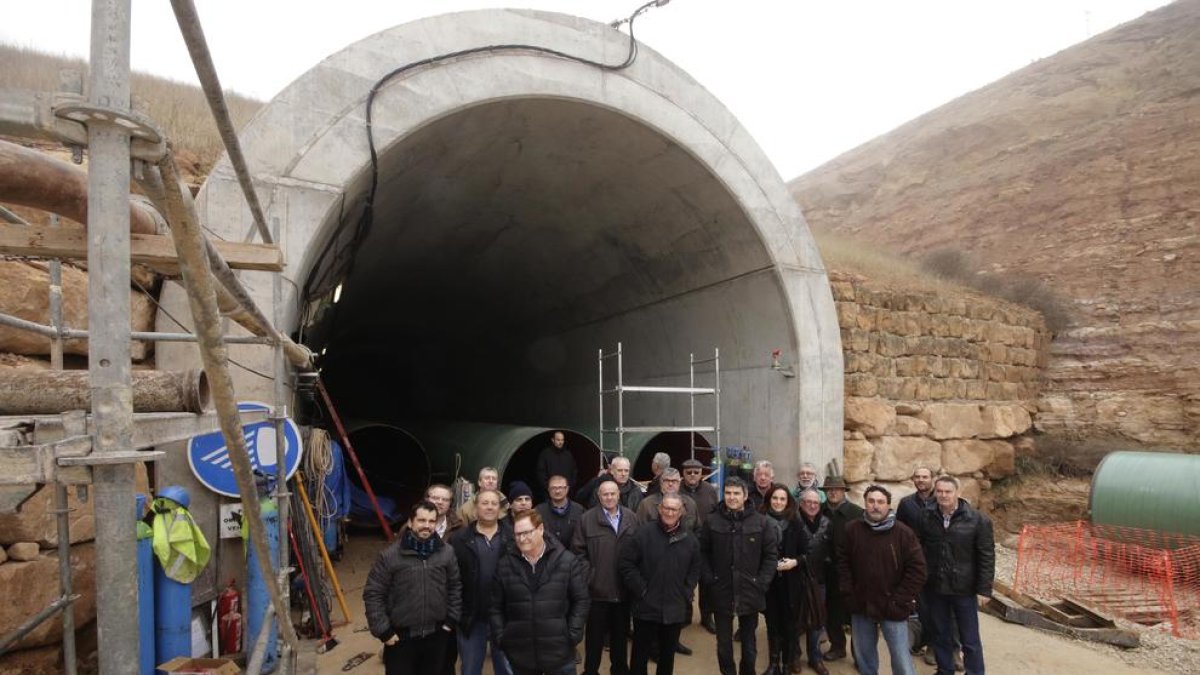 Els regants en la cota màxima del dic de l’Albagés.
