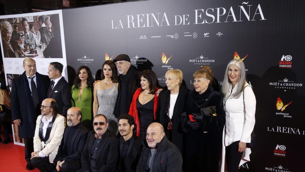 Fernando Trueba, envoltat per l’elenc de ‘La reina de España’.