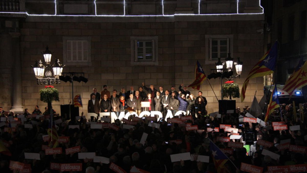 Colau leyó el manifiesto en Barcelona en apoyo a Forcadell en una Plaça Sant Jaume llena.