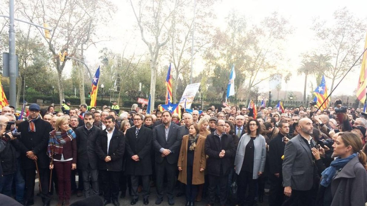 Govern i diputats sobiranistes acompanyen Forcadell abans d'anar al TSJC