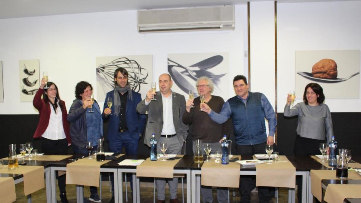 Vidal (centre) va brindar amb edils en una trobada amb la premsa.