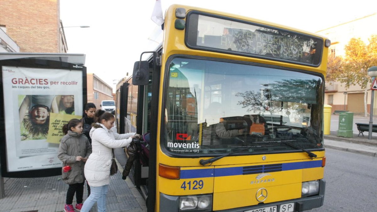 Un autobús de línia urbà de Lleida, en una parada a Magraners.