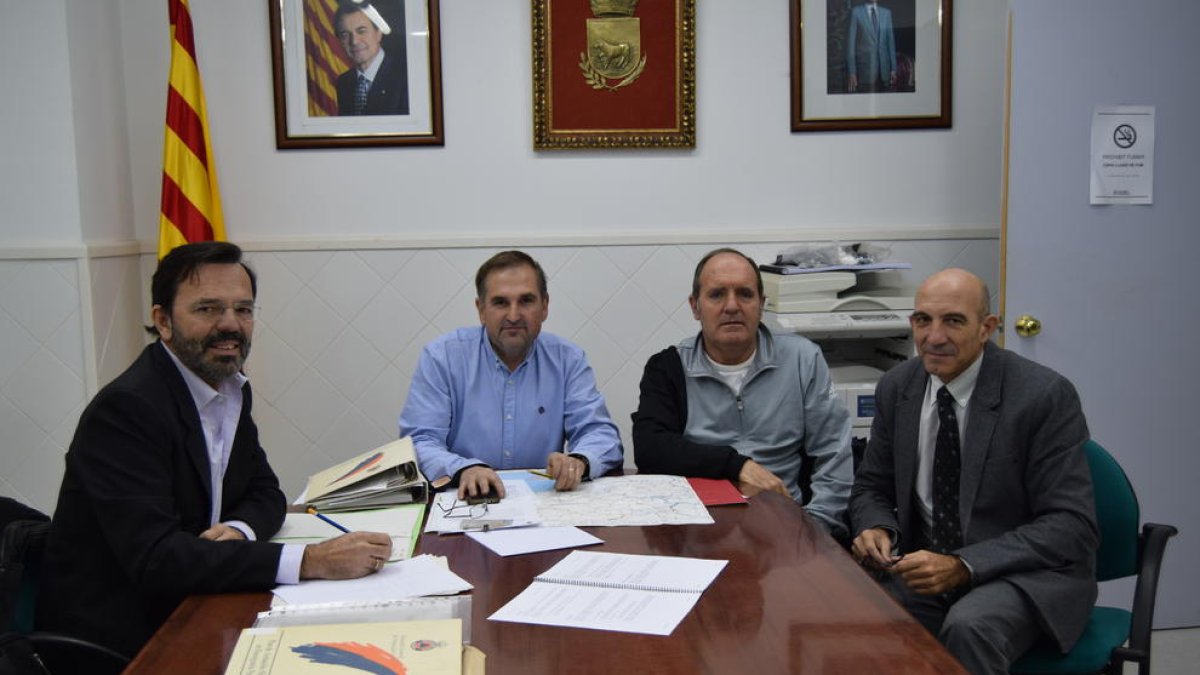 L’alcalde de Bovera, Òscar Acero, al centre amb camisa blava.