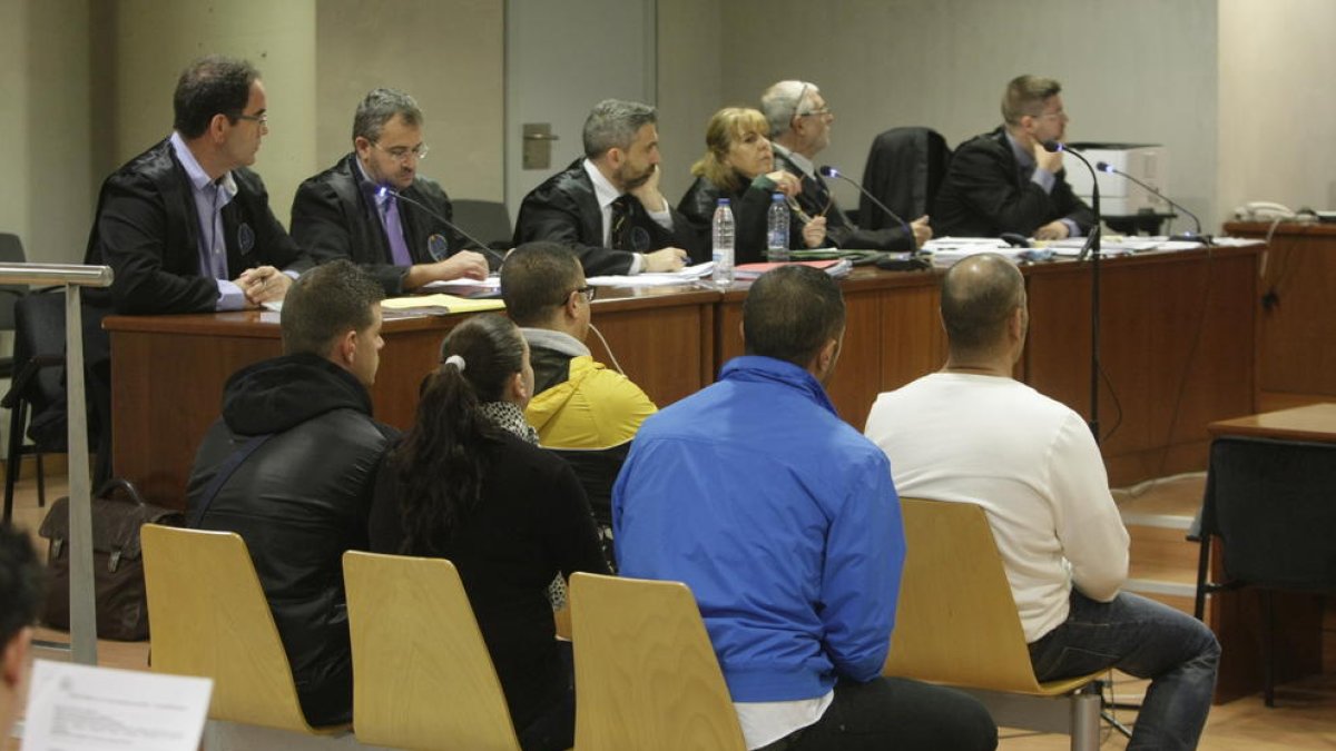 Els cinc acusats, dels quals la dona ha estat absolta.