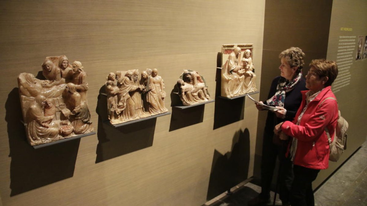 Visitants al Museu de Lleida el mes passat davant de quatre de les peces de Sixena reclamades.