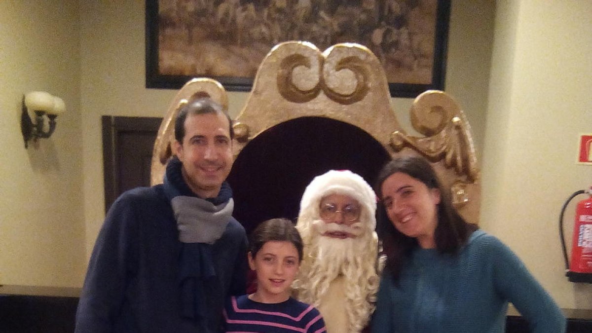 Lucía amb els seus pares, al parc temàtic de la costa Daurada.