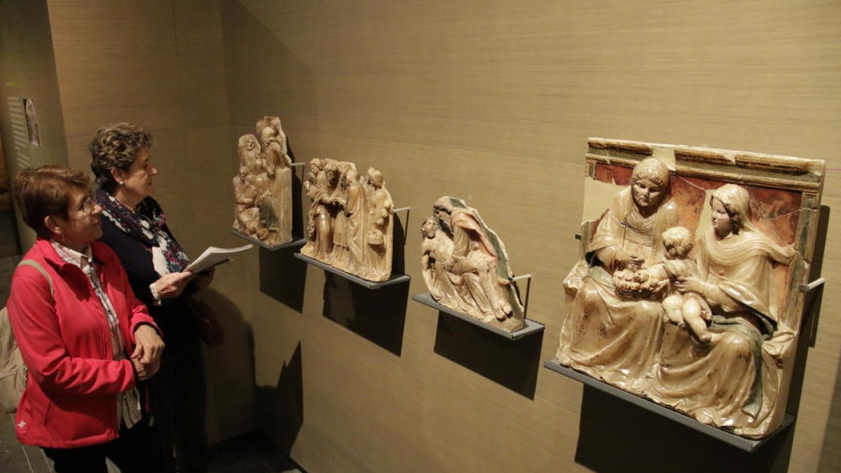 Visitants l’any passat al Museu de Lleida davant de quatre fragments de retaule d’alabastre de Sixena.