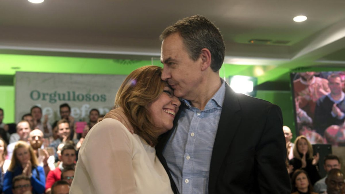 Susana Díaz, abrazada a José Luis Rodríguez Zapatero ayer en Jaén.