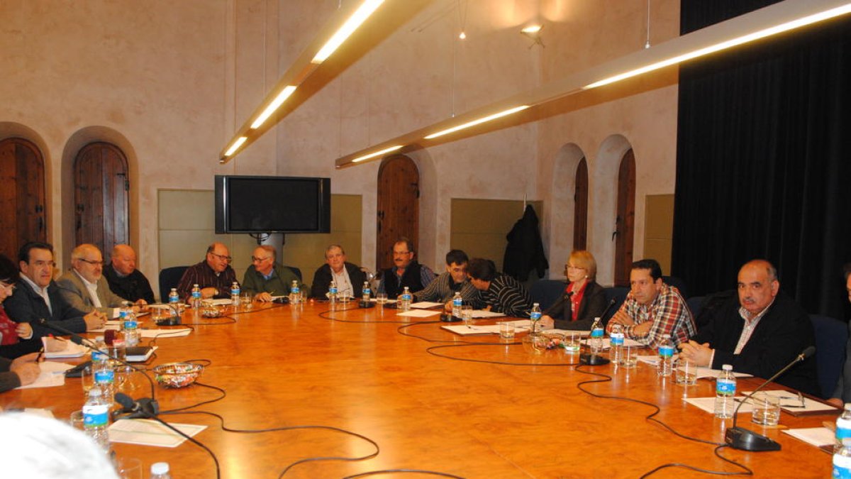 La reunión se llevó a cabo en la sede de los regantes.