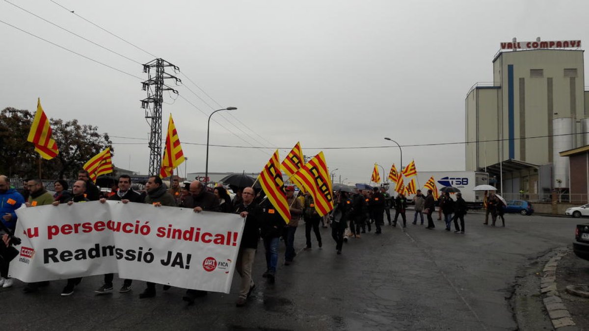 Protesta de los sindicalistas ante la sede de Vall Companys en el Polígono industrial El Segre.