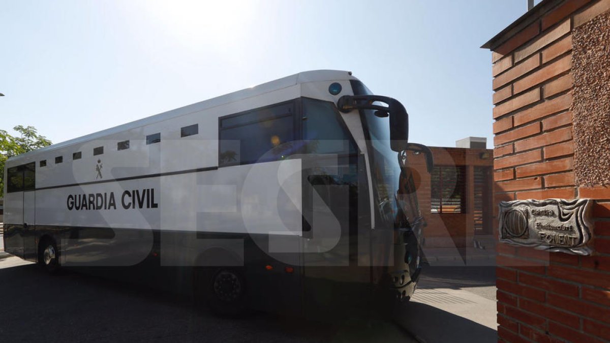 Imatges de l'arribada dels polítics presos al centre penitenciari de Ponent