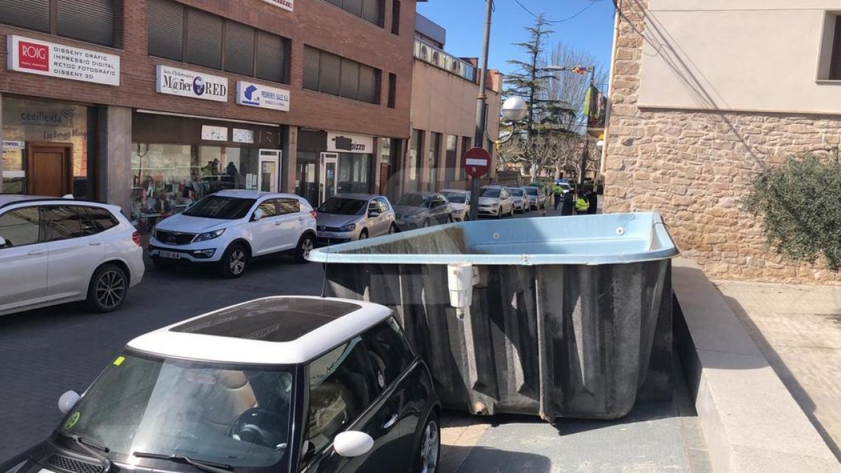 El fort vent fa caure una piscina d'un terrat a les Borges Blanques