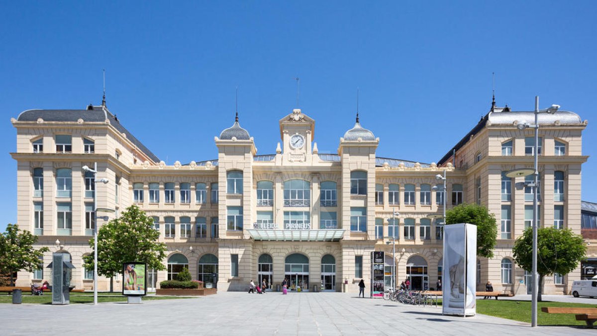 Disposa de quaranta-nou habitacions i ara obre dos plantes