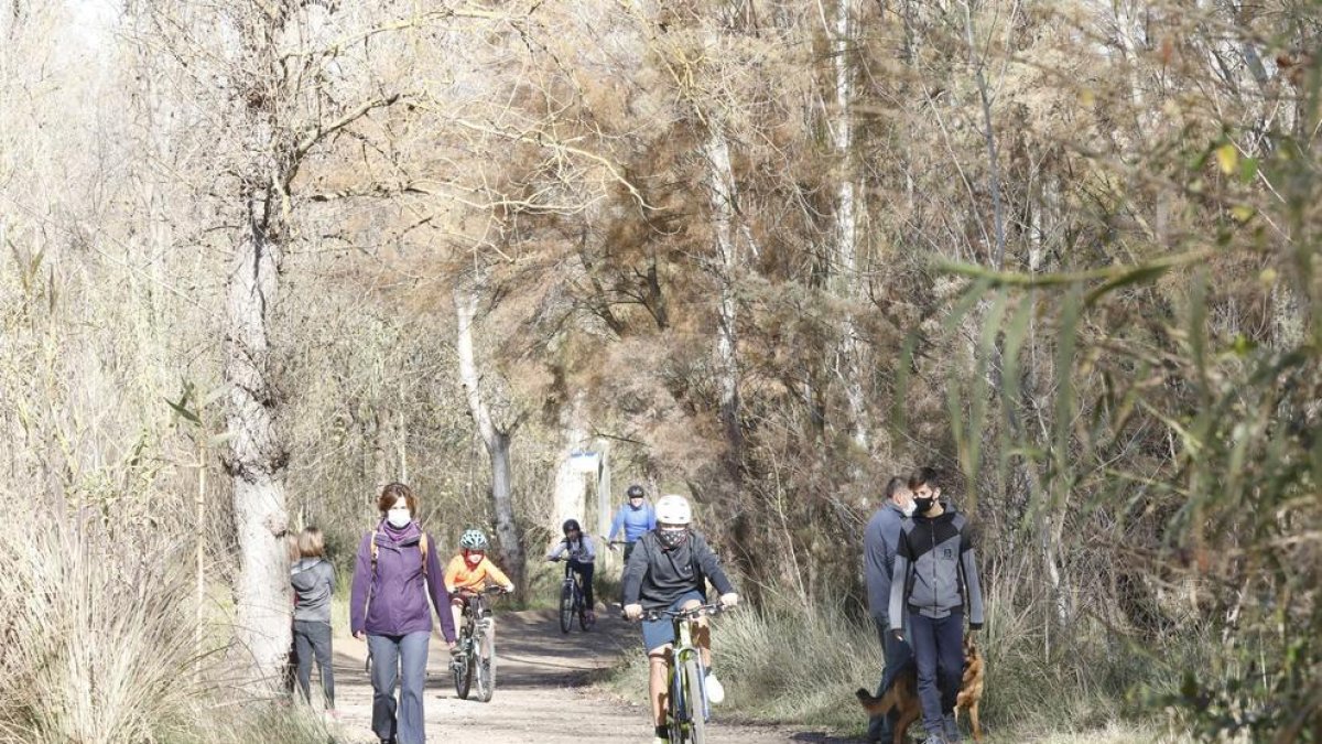 Gente paseando y haciendo deporte en la Horta de Lleida