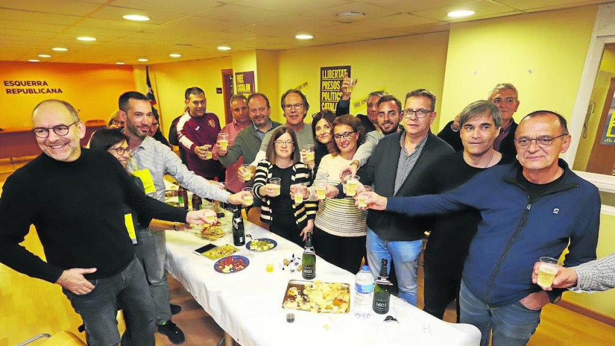 Eritja, el segundo por la derecha, brindando junto al alcalde de Lleida y el presidente de la Diputación.
