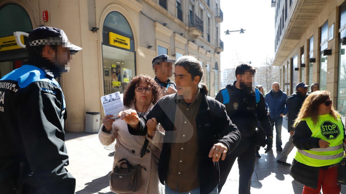 Activistes de la PAH s'encaren amb Talamonte al carrer