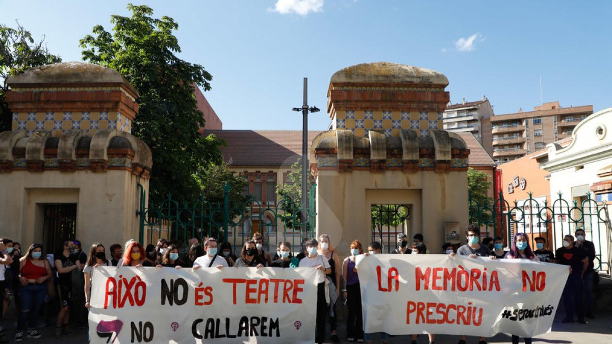 Concentració contra els abusos sexuals a l'Aula de Teatre de Lleida