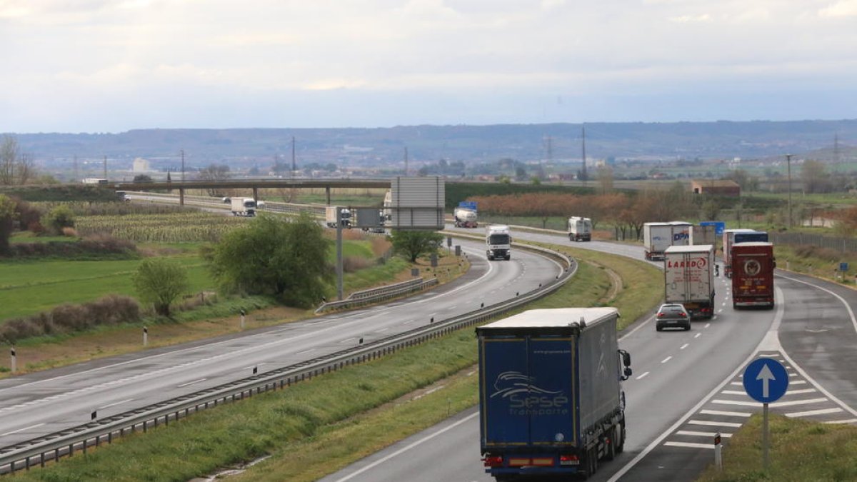 Camions a l’A-2 en una imatge d’arxiu.