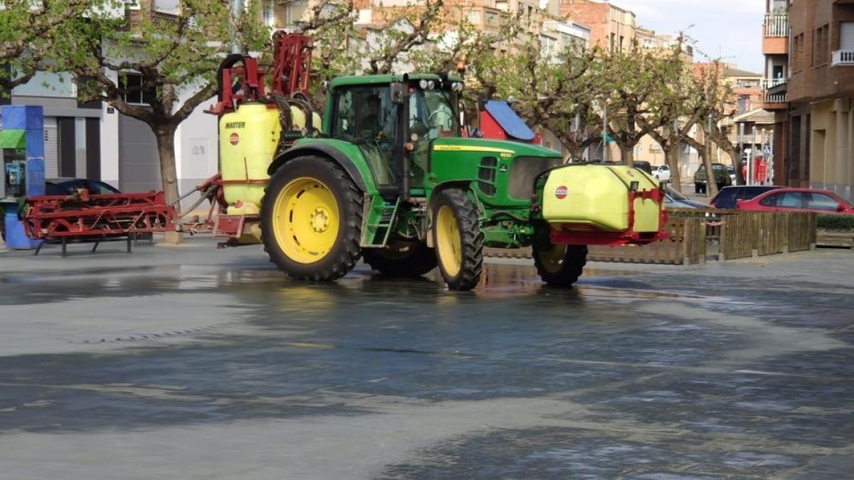 Imatge dels treballs de desinfecció d’ahir a Alcarràs.
