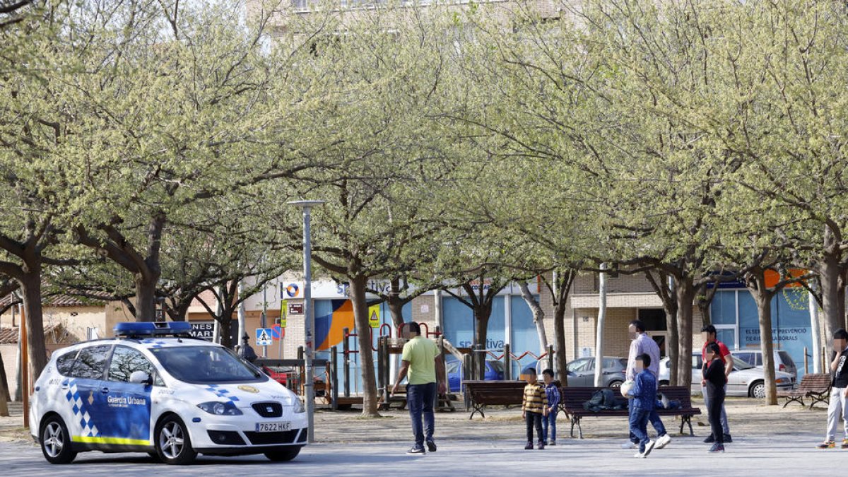 Ciudadanos haciendo deporte o paseando ayer por la canalización del río Segre.