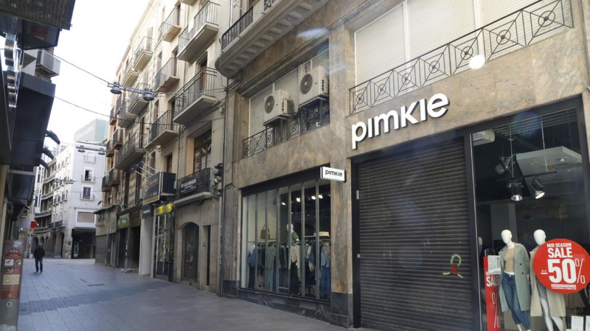 El Eix Comercial se quedó vacío ayer después de que cerraran más del 90% de sus tiendas.
