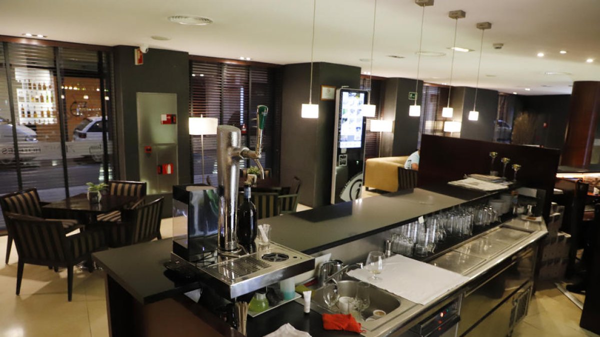 L’Eix Comercial es va quedar buit ahir després que tanquessin més del 90% de les botigues.