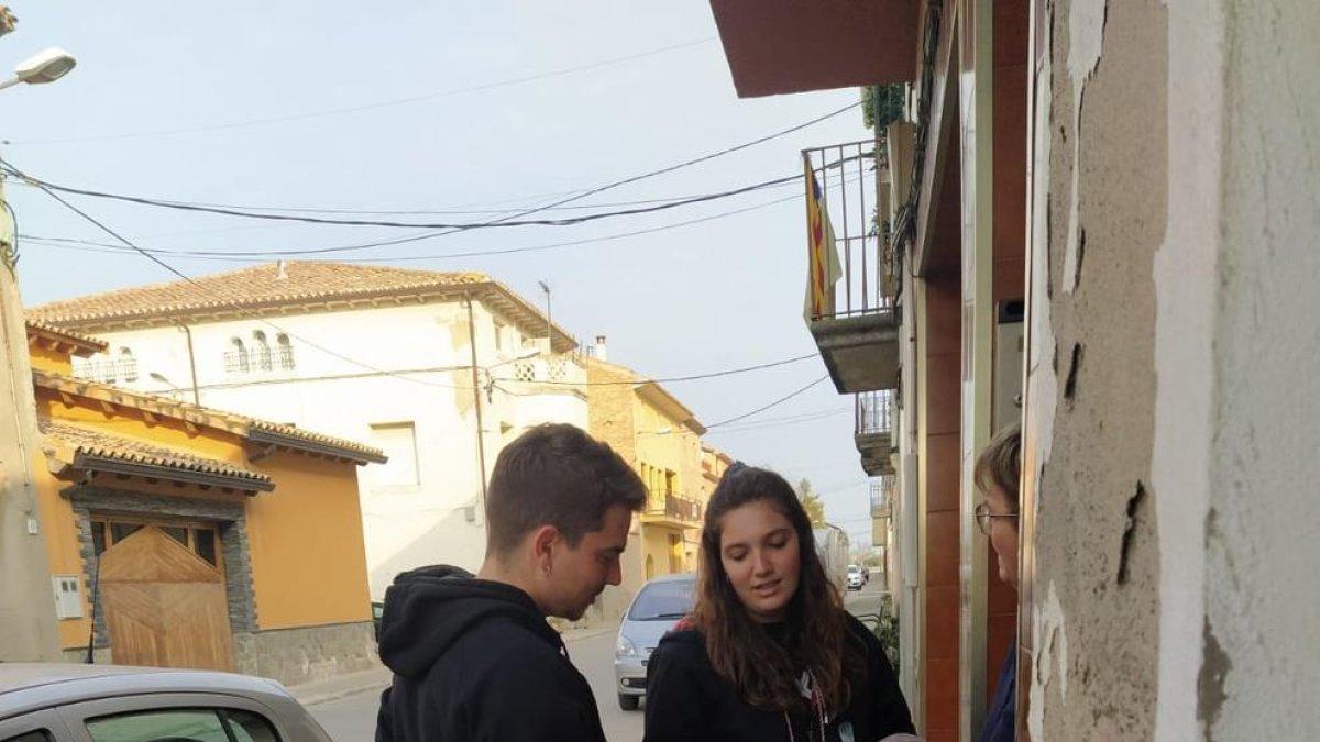 Voluntaris van fer ahir la compra a veïns del Poal.