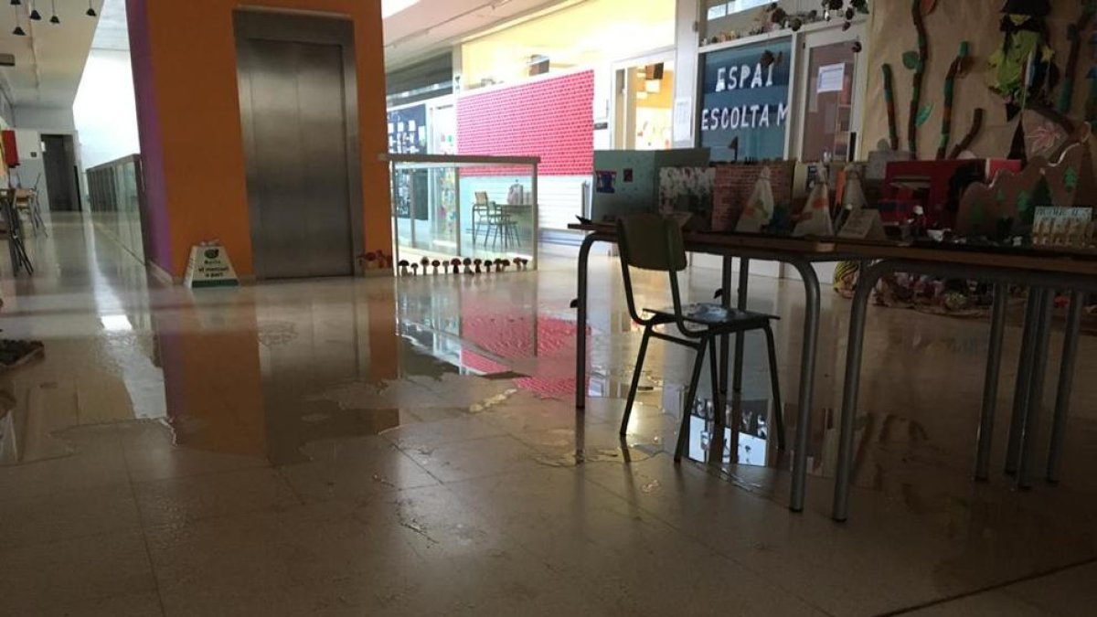 El agua anegó parte del colegio Comtes de Torregrossa de Alcarràs, que suspendió las clases.