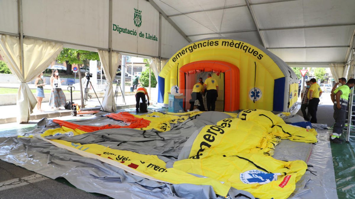 Muntatge de la carpa al CAP Prat de la Riba de Lleida