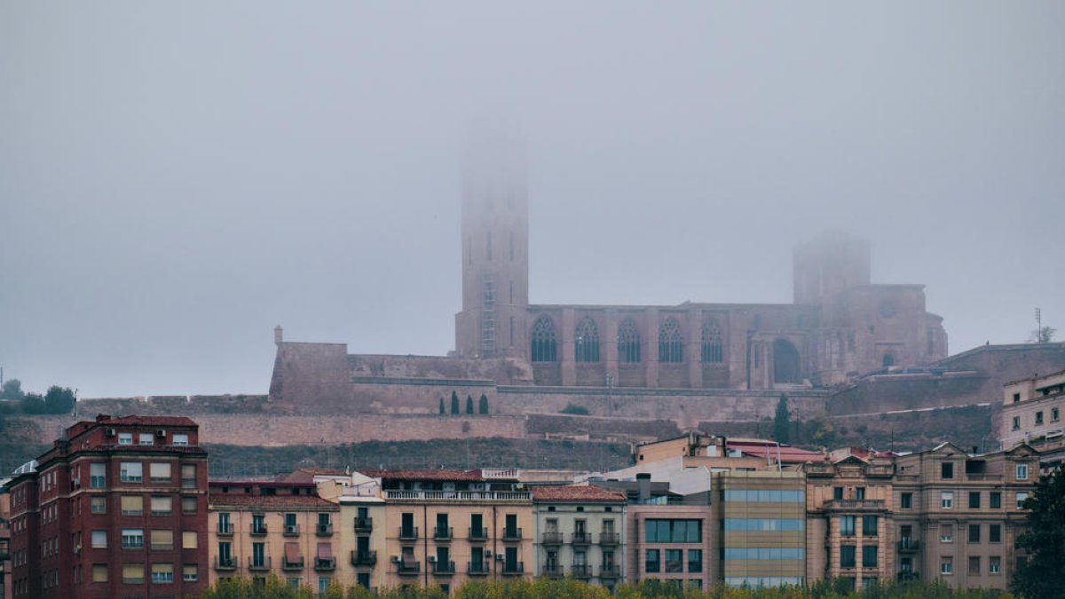 La boira de la tardor ens amaga La Seu Vella