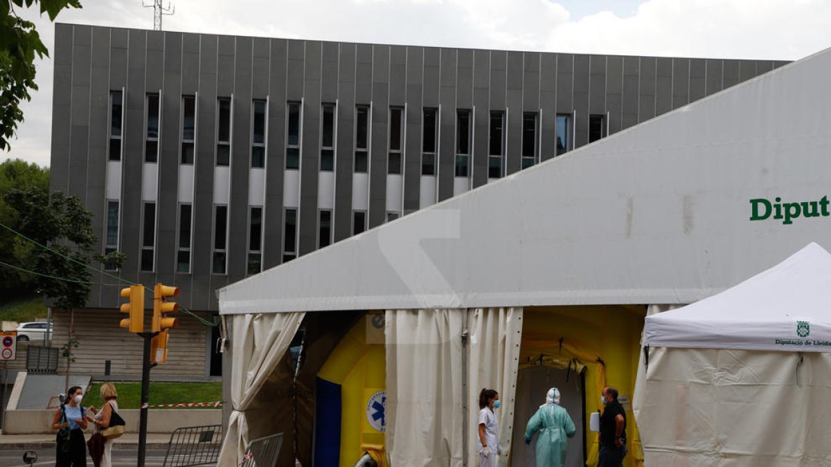 Imatge de la carpa del CUAP Prat de la Riba de Lleida en ple funcionament