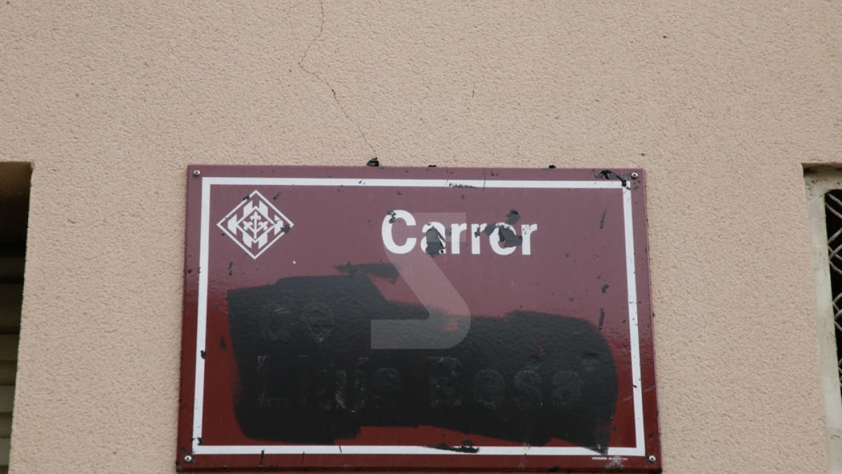 Tapen amb pintura negra les plaques de noms franquistes