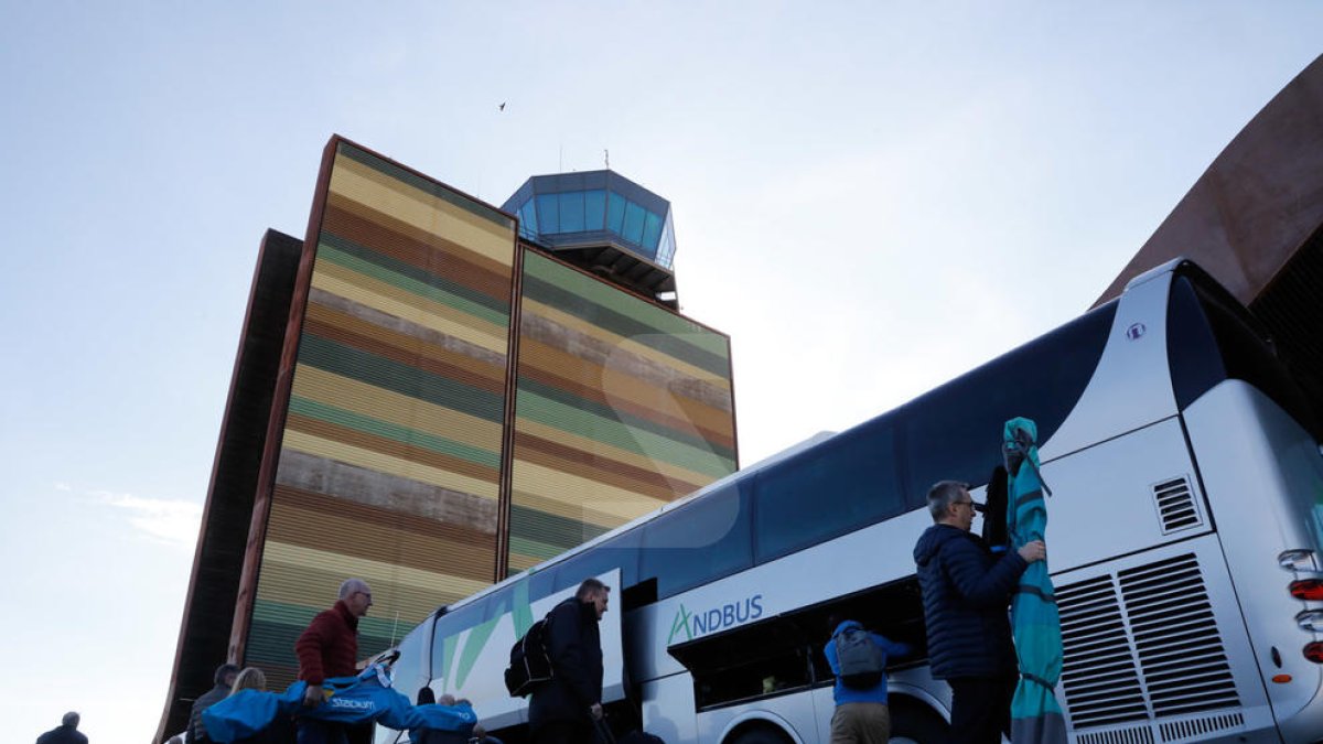 Arribada dels primers esquiadors de Quality Travel a Alguaire