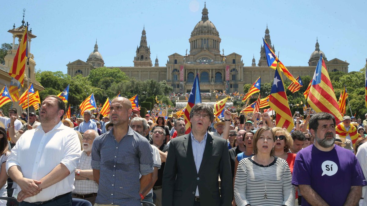 El vicepresidente del Govern, el entrenador Pep Guardiola, el President P uigdemont, la presidenta del Parlament y el líder de ANC, ayer.