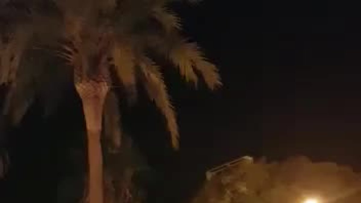 Moment en què la policia abat un terrorista a Cambrils