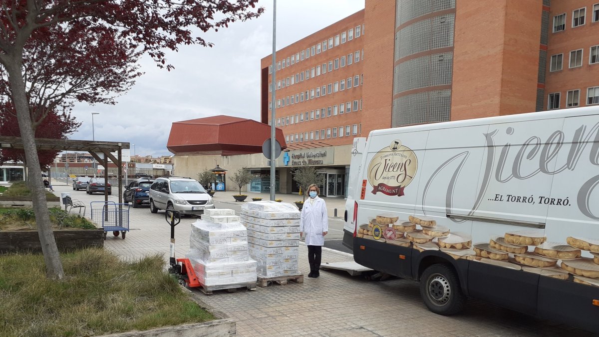 Torrons Vicens regala torrons als hospitals