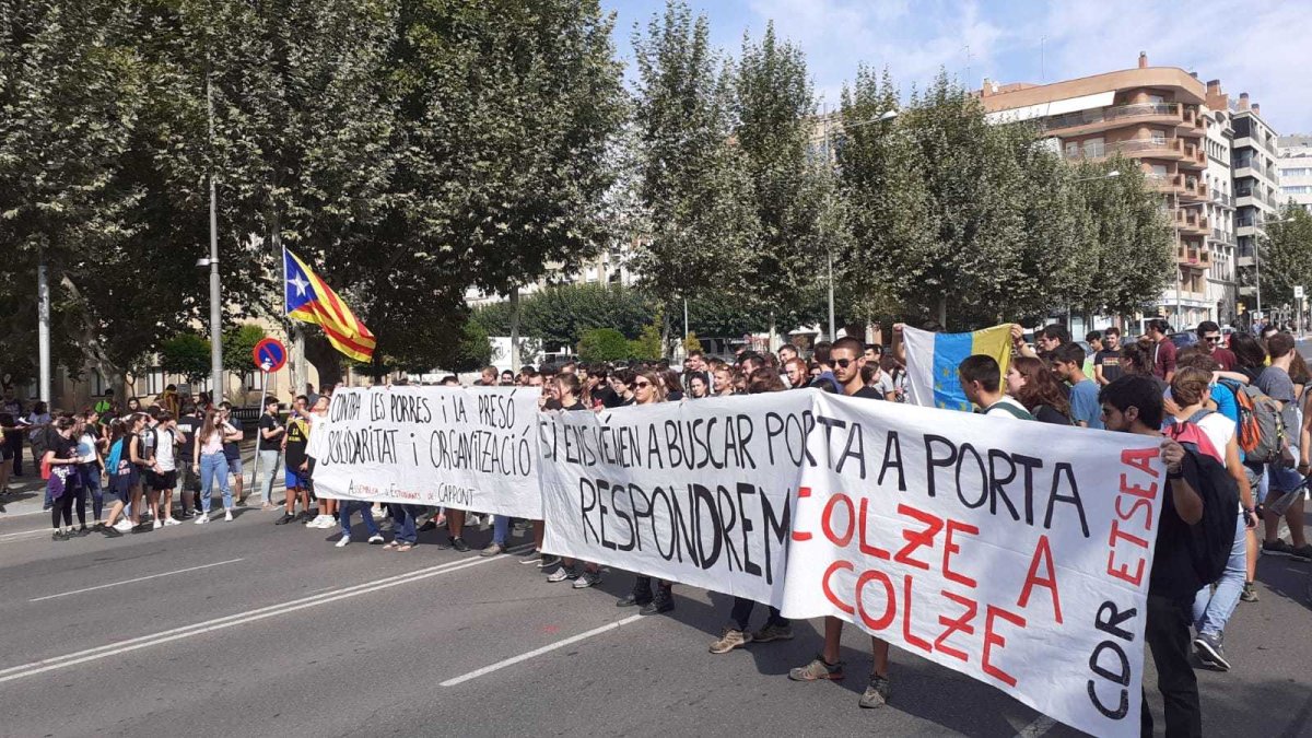 Uns 300 estudiants es manifesten a Lleida en l'aniversari de l'1-O
